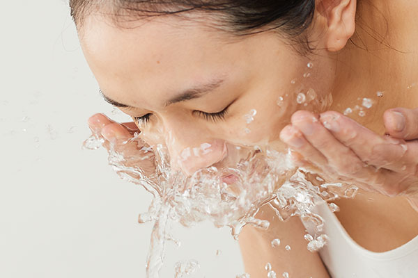 水、またはぬるま湯でしっかり洗い流します。洗い流した後は素早く保湿し、お肌を整えてください。